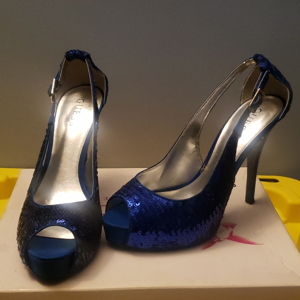 Guess pumps